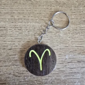 porte clés en bois motif astrologique bélier