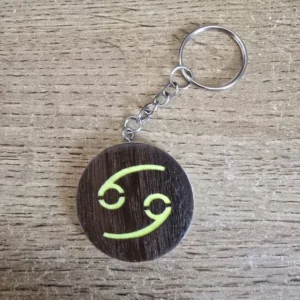 porte clés en bois motif astrologique cancer