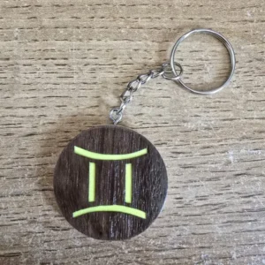 porte clés en bois motif astrologique gémeaux