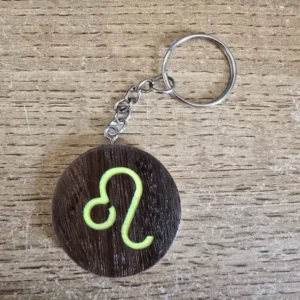 porte clés en bois motif astrologique lion