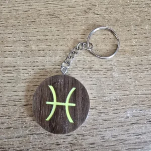 porte clés en bois motif astrologique poissons