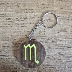 porte clés en bois motif astrologique scorpion