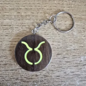 porte clés en bois motif astrologique taureau