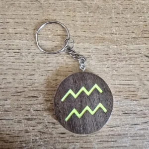 porte clés en bois motif astrologique verseau