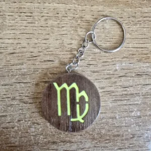porte clés en bois motif astrologique vierge