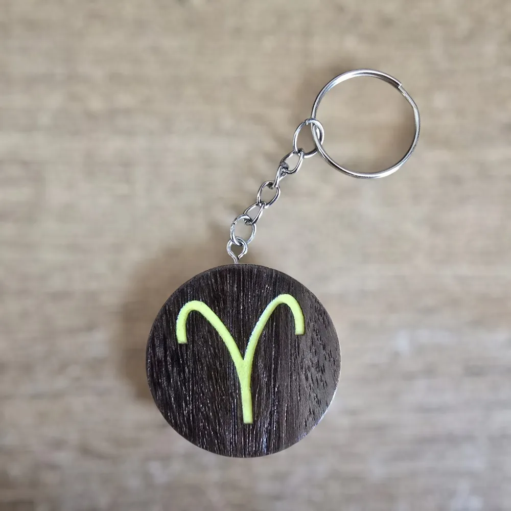 Porte-clés en bois motif astrologique Bélier