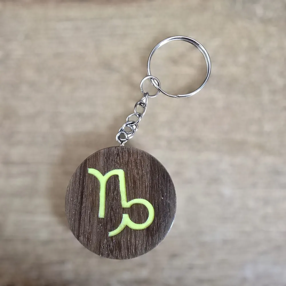 Porte-clés en bois motif astrologique Capricorne