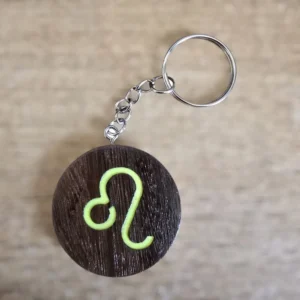 Porte-clés en bois motif astrologique lion