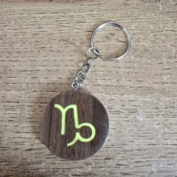 porte clés en bois motif astrologique capricorne porte clés en bois motif astrologique capricorne