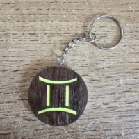 porte clés en bois motif astrologique gémeaux porte clés en bois motif astrologique gémeaux