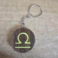 Porte-clés en bois motif astrologique Balance