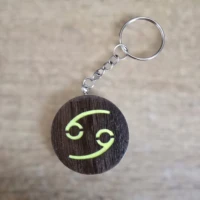 Porte-clés en bois motif astrologique cancer