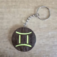Porte-clés en bois motif astrologique Gémeaux