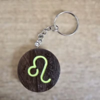 Porte-clés en bois motif astrologique lion