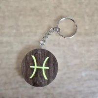 Porte-clés en bois motif astrologique poissons