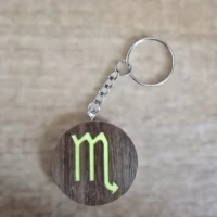 Porte-clés en bois motif astrologique Scorpion