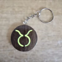 Porte-clés en bois motif astrologique Taureau