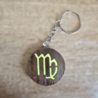 Porte-clés en bois motif astrologique Vierge